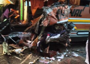 स्लीपर कोच बस आगे चल रहे ट्रक में घुसी, चार की मौत, कई घायल