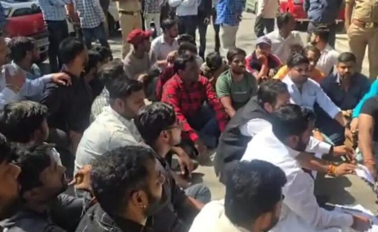 आगरा विकास प्राधिकरण कार्यालय पर भाजयुमो कार्यकर्ताओं ने की तालाबंदी