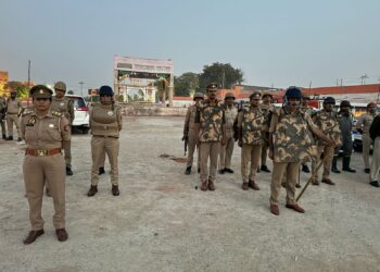 रामलीला मैदान में दो पक्षों में पथराव हो रहा है, एसीपी- इंस्पेक्टर जल्दी पहुंचे, देर से पहुंचने वालों पर पड़ी फटकार