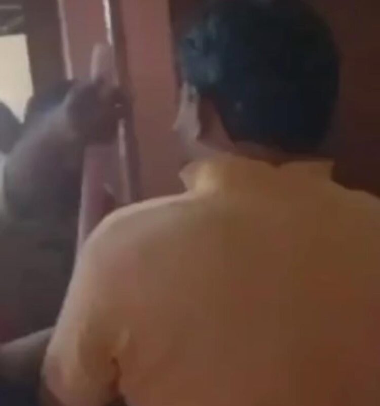 फतेहपुर सीकरी में पुलिस का घर में घुसकर दुर्व्यवहार का वीडियो वायरल