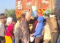 आगरा लखनऊ एक्सप्रेसवे पर बस से एक्सीडेंट के बाद रिफाइंड तेल के टैंकर से रिफाइंड की लूट