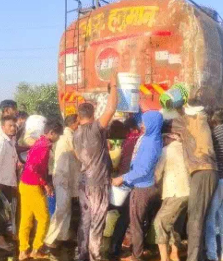 आगरा लखनऊ एक्सप्रेसवे पर बस से एक्सीडेंट के बाद रिफाइंड तेल के टैंकर से रिफाइंड की लूट