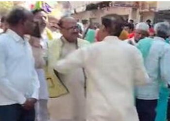 लोकतंत्र सेनानी की अंतिम यात्रा में पूर्व मंत्री और विधायक में हाथापाई