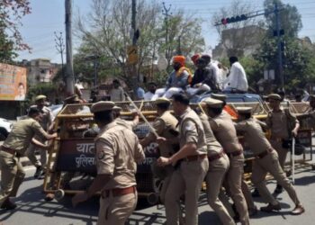 बुलडोजर लेकर सपा सांसद रामजीलाल सुमन के घर पहुंची करणी सेना, तोड़फोड़ और पथराव