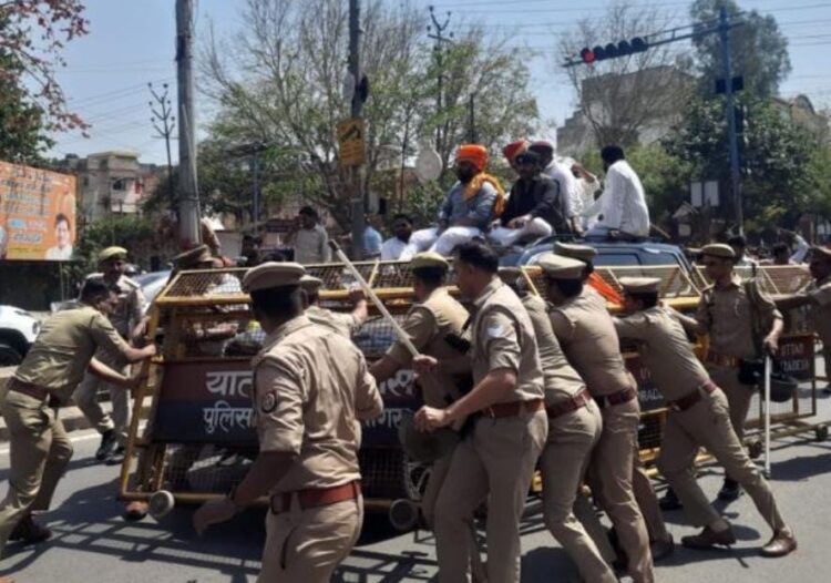 बुलडोजर लेकर सपा सांसद रामजीलाल सुमन के घर पहुंची करणी सेना, तोड़फोड़ और पथराव