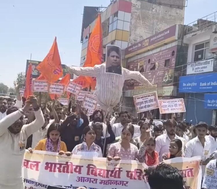 राज्यसभा सांसद रामजीलाल सुमन का विद्यार्थी परिषद ने फूंका पुतला, लगाए मुर्दाबाद के नारे