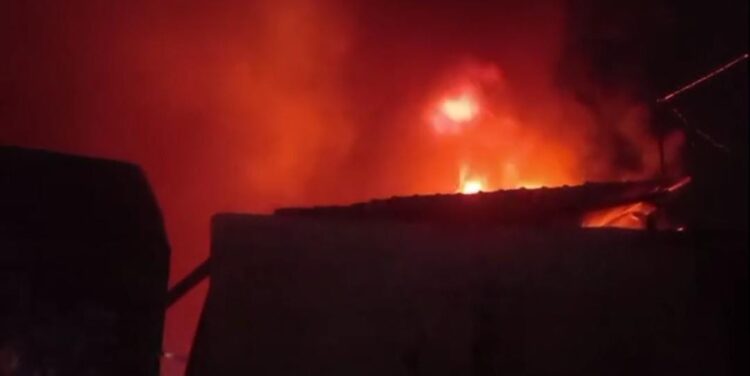 सोल का दाना बनाने की फैक्ट्री में लगी भीषण आग