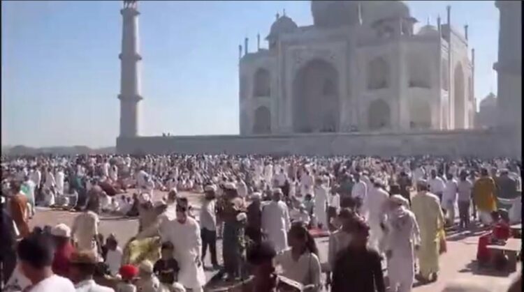 शांतिपूर्ण तरीके से ताजमहल पर अदा की गई ईद की नमाज