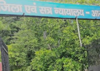 हाईकोर्ट के अधिवक्ता से कुलसचिव ने कहा टोपादास तुम्हारी हिम्मत कैसी हुई एक आईएएस के सामने बोलने की..