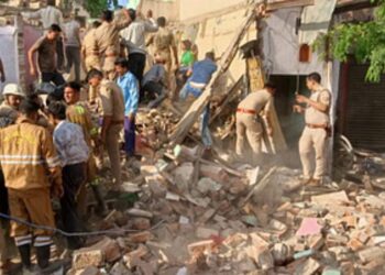 जगदीशपुरा में दुकानों की छत गिरी, दस लोग दबे, दो की मौत