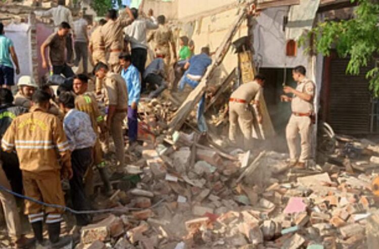 जगदीशपुरा में दुकानों की छत गिरी, दस लोग दबे, दो की मौत
