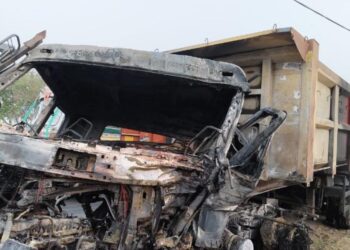 कैंटर से टकराया डंपर, आग लगने से ड्राइवर जिंदा जला