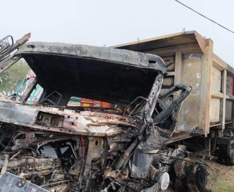 कैंटर से टकराया डंपर, आग लगने से ड्राइवर जिंदा जला