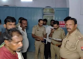 पत्नी और बेटी की हत्या करने के बाद फरार हुआ पति, बदबू आने पर पड़ोसियों ने की शिकायत