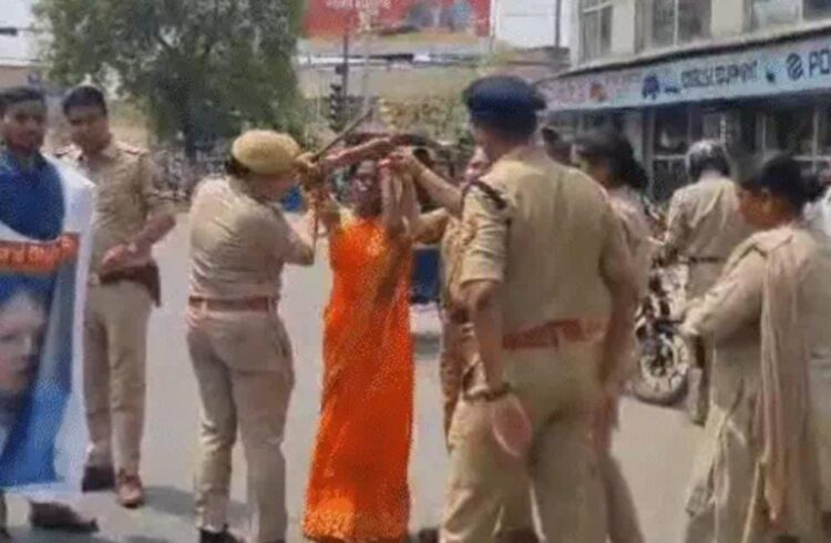 सपा सांसद सुमन के घर प्रदर्शन करने जा रही दो नेत्रियों को हिरासत में लिया