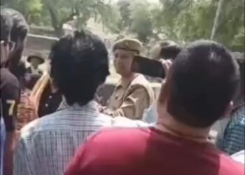 सेंट पीटर्स स्कूल में एसडीएम लिखी कार के चालक ने महिला को जड़ा थप्पड़