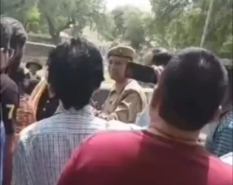 सेंट पीटर्स स्कूल में एसडीएम लिखी कार के चालक ने महिला को जड़ा थप्पड़