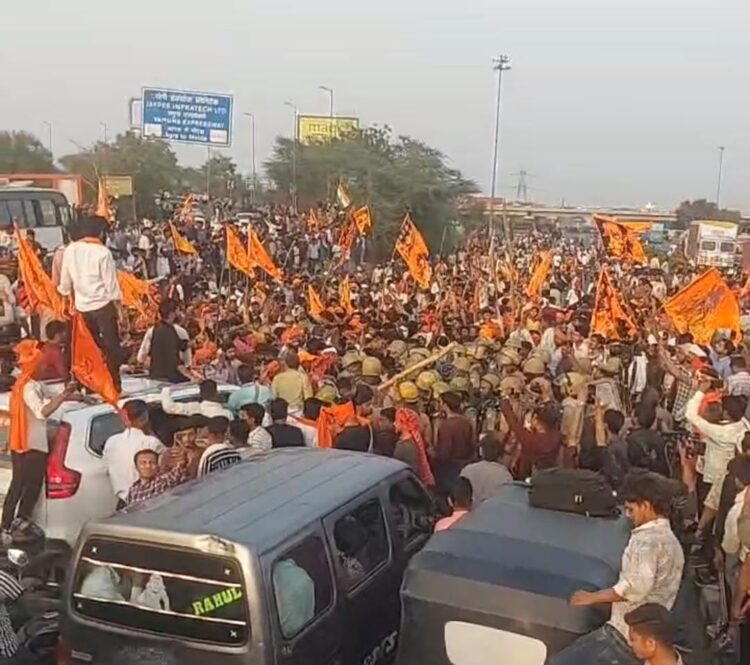 सांसद सुमन के घर पर जाने के लिए अड़ी करणी सेना, बेरिकेडिंग तोड़ी
