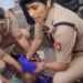 बेहोश युवक को फर्स्ट ऐड देकर एसीपी ने बचाई जान