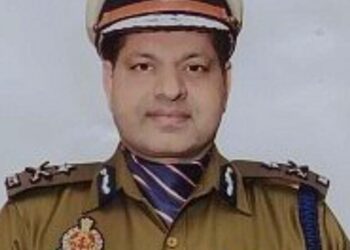 रात के अंधेरे में एक के बाद एक आठ थानों का अचानक निरीक्षण करने पहुंचे पुलिस कमिश्नर