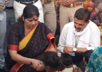 शराब का ठेका हटाने के विरोध में चल रहे धरने पर पहुंचीं राज्य महिला आयोग की अध्यक्ष