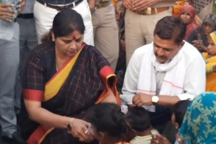 शराब का ठेका हटाने के विरोध में चल रहे धरने पर पहुंचीं राज्य महिला आयोग की अध्यक्ष