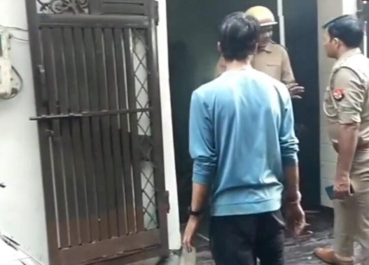 बल्केश्वर के घर में लगी आग में तीन लोग झुलसे