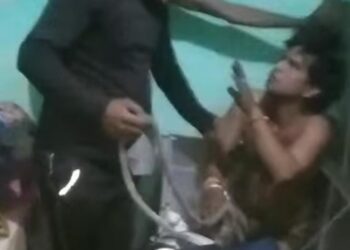 शादीशुदा महिला ने रात के अंधेरे में प्रेमी को बुलाया, पता चलने पर संदूक में छिपाया,  खूब पिटाई खाया