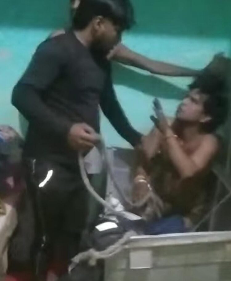 शादीशुदा महिला ने रात के अंधेरे में प्रेमी को बुलाया, पता चलने पर संदूक में छिपाया,  खूब पिटाई खाया