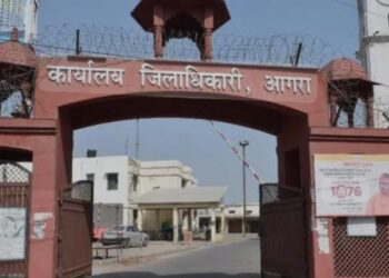 कोषागार कार्यालय में सहायक लेखाकार रिश्वत लेते हुए गिरफ्तार