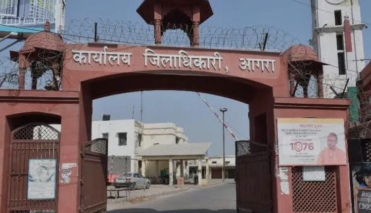 कोषागार कार्यालय में सहायक लेखाकार रिश्वत लेते हुए गिरफ्तार