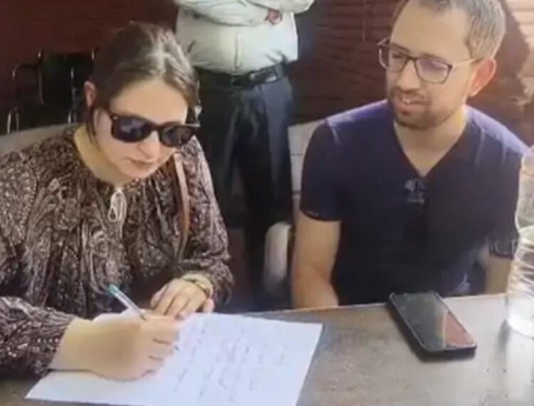 आगरा में ऑस्ट्रेलियायी पर्यटकों के साथ अभद्रता, गाइड से एंपोरियम स्वामी ने कहा मेरी पुलिस में सेटिंग है, तुझे जूतों से मारूंगा