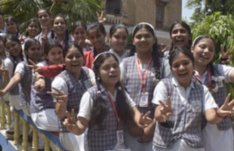 यूपी बोर्ड की दसवीं की परीक्षा में आगरा में मोनिका धाकरे, 12वीं में शिव कुमार ने किया टॉप