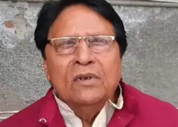 दलित परिवार से मिलने के लिए फतेहाबाद पहुंचे सांसद रामजीलाल सुमन