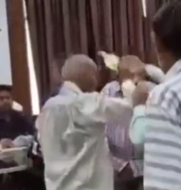 तहसील दिवस में बुजुर्ग ने किया आत्मदाह का प्रयास