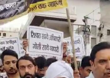 ज्वेलर्स के हत्यारों को पकड़कर फांसी देने के लिए निकाला कैंडल मार्च