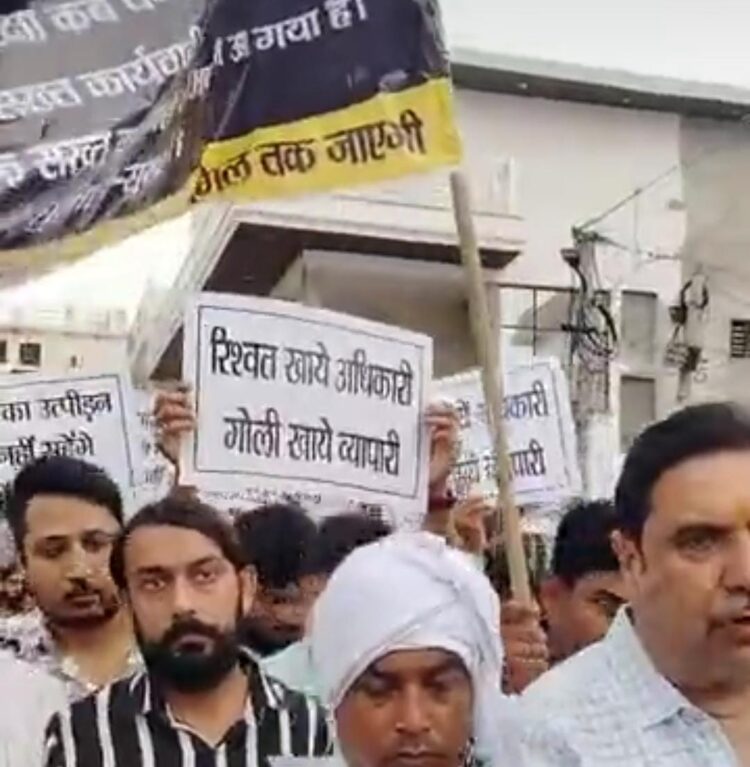 ज्वेलर्स के हत्यारों को पकड़कर फांसी देने के लिए निकाला कैंडल मार्च
