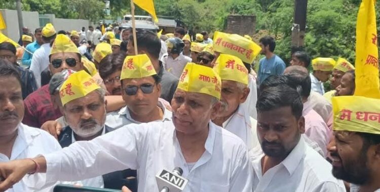 बघेल के आवास पर जाने की जिद पर अड़े हुए धनगर समाज के लोगों को पुलिस ने रोका