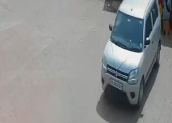 ताजमहल की पश्चिमी गेट पार्किंग में उल्टी दिशा में दौड़ी कार ने कई लोगों को मारी टक्कर, घायल