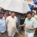 सब्जी मंडी में गंदगी को देखकर नाराज हो गए जिलाधिकारी