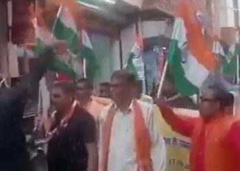 तिरंगा यात्रा में शामिल आयोजक व कार्यकर्ता जोश में होश खो बैठे