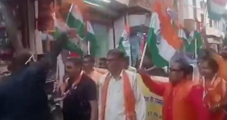 तिरंगा यात्रा में शामिल आयोजक व कार्यकर्ता जोश में होश खो बैठे