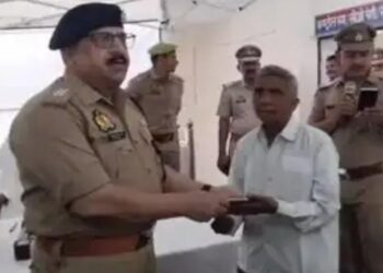 रेलवे में सफर के दौरान गुम हुए मोबाइल वापस किए तो खिले चेहरे