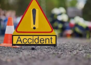टायर फटने के कारण पलट गई कार, हादसे में छह लोग घायल