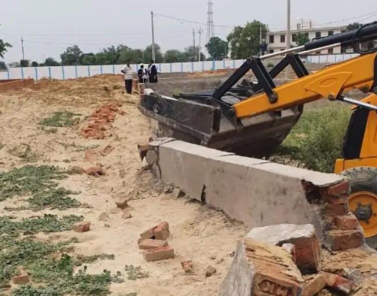 ताजगंज में दो अवैध कॉलोनियों पर चला प्राधिकरण का बुलडोजर