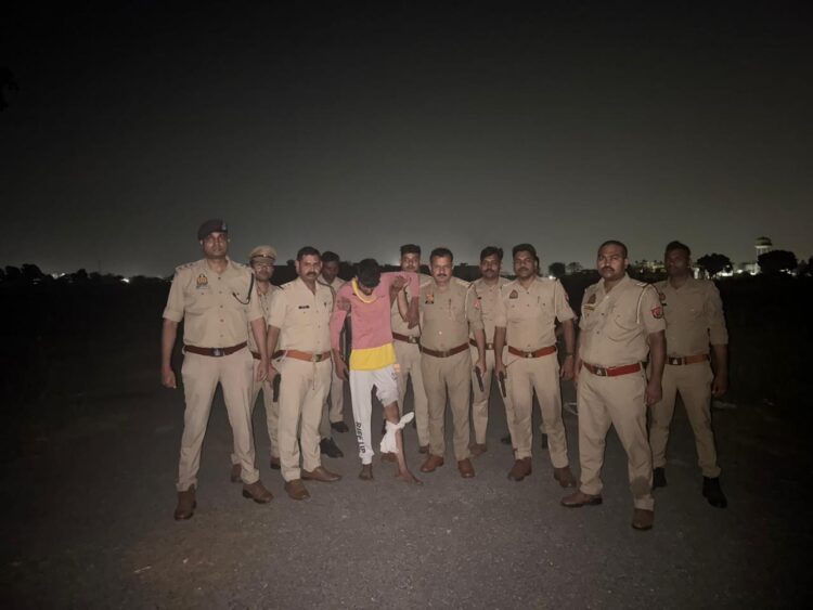 हत्या के आरोपी से शाहगंज पुलिस की हुई मुठभेड़, पैर में लगी गोली