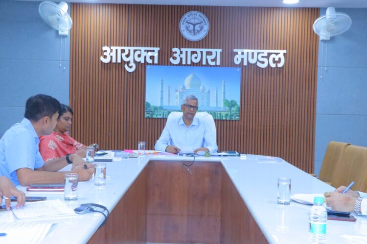 आयुक्त ने बटेश्वर में प्राचीन पवित्र कुण्ड का विकास कार्य नवंबर माह तक पूर्ण करने के दिए निर्देश