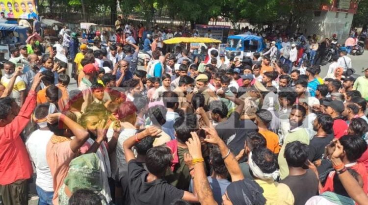 एक्सीडेंट से गुस्साए लोगों ने शव रखकर लगाया जाम, पथराव के बाद पुलिस ने किया लाठीचार्ज