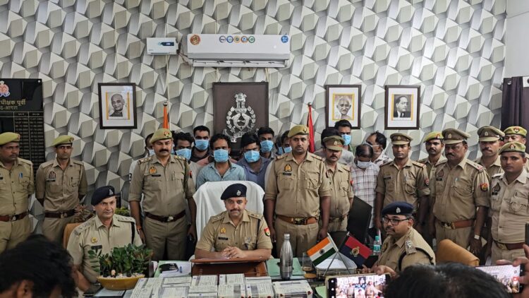 पूर्व प्रधान के घर खेले जा रहे जुए के फड पर छापा, 13.50 लाख रुपए बरामद