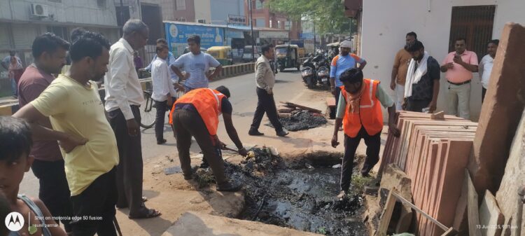 कोठी मीना बाजार से लोहामंडी तक निकला 12 ट्रैक्टर मलवा